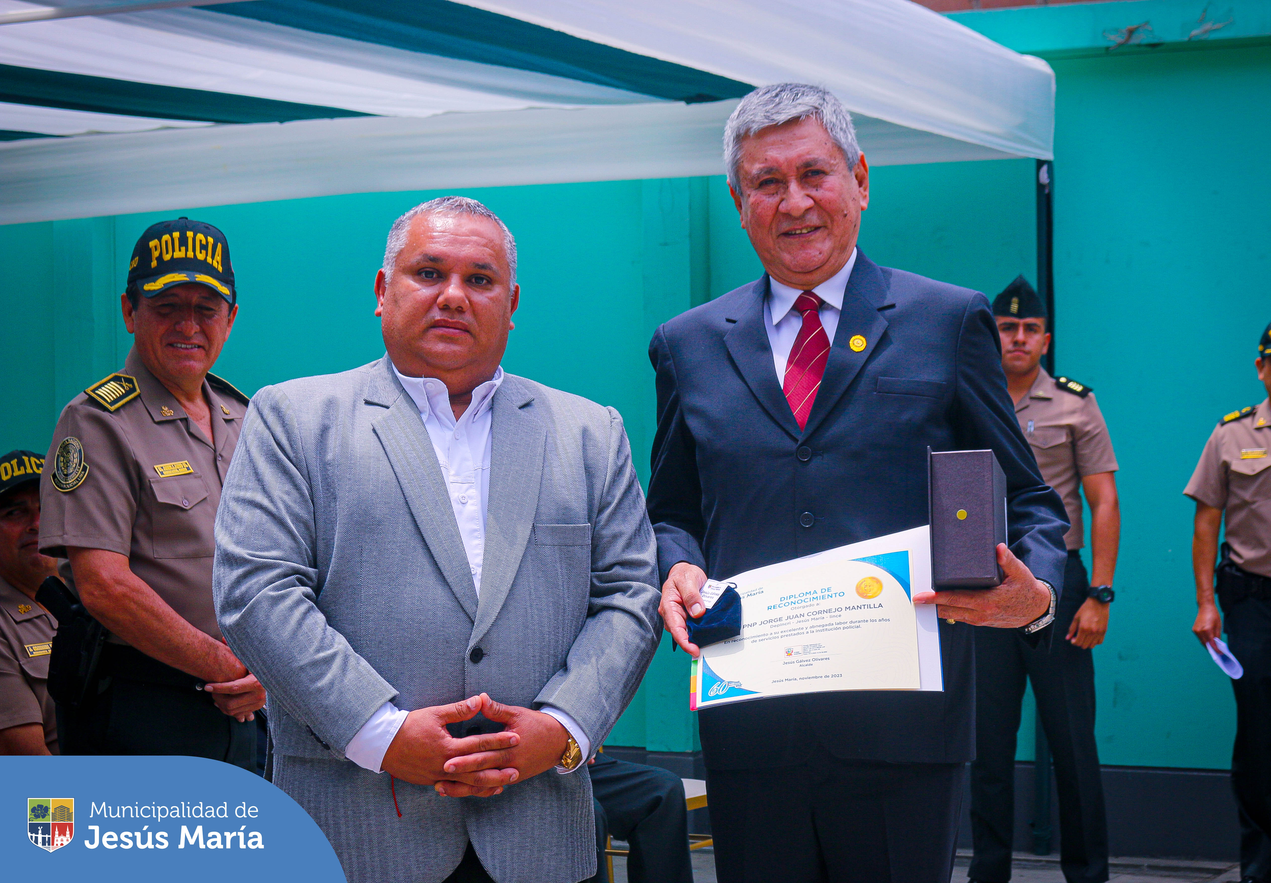 ¡Agradecemos su valioso servicio a todos los jesusmarianos! 🫱🏽🫲🏼
Alcalde Jesús Gálvez Olivares, lideró la emotiva ceremonia de despedida a 6 miembros de la 👮🏽♂️ Policía Nacional de nuestra comisaría distrital, quienes pasaron a situación de retiro en cumplimiento de sus años de servicio. 👏🏼