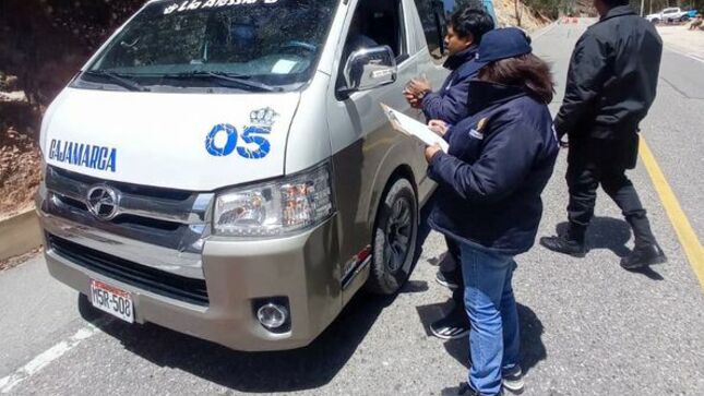 La gerencia de Transporte y Seguridad Vial de la Municipalidad Provincial de Cajamarca, continúa intensificando los operativos de fiscalización en el transporte público en diferentes arterias de la ciudad con el fin de imponer el principio de autoridad y hacer respetar el Reglamento Nacional de Tránsito y las normas que rigen en la comuna local. 
✅En esta oportunidad, los inspectores de transporte fiscalizaron unidades que prestan servicio de transporte interdistrital a la altura del Gavilán (Carretera Cajamarca – Ciudad de Dios) y la  Vía de Evitamiento, donde vehículos de maquinaria pesada ocupaban parte de la vía impidiendo así el libre tránsito vehicular. Asimismo, se intervino a transportistas que prestan servicio de taxi y mototaxi en diferentes puntos críticos de Cajamarca, internando en el depósito municipal a vehículos particulares que se estacionaban en zona rígida. 