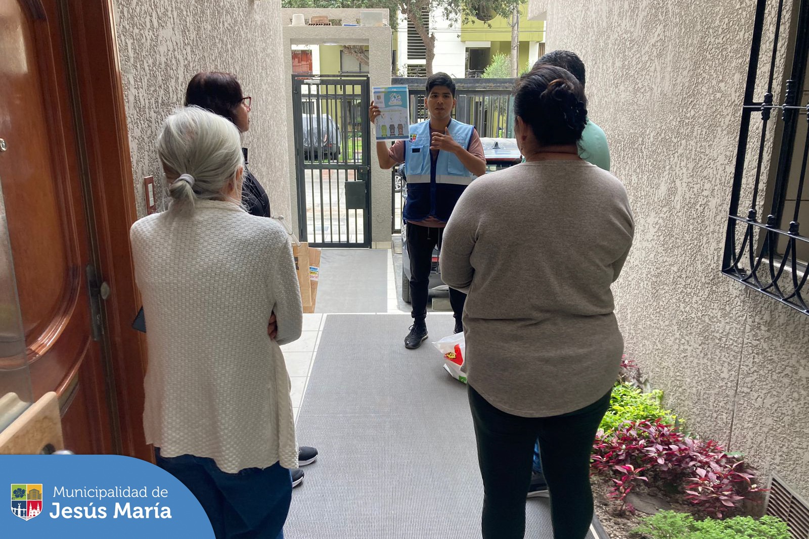 💪🏼 ¡Juntos por el medio ambiente! ♻️
Con el objetivo de fomentar valores hacia el cuidado y protección de nuestro mundo 🌎 y entorno nuestro equipo visitó el Edificio Bolivariano. Los vecinos participaron del programa YO RECICLO y les enseñamos a agrupar correctamente los residuos sólidos generados en sus hogares.
✍🏼 ¡Tú también puedes ser parte! Inscríbete en https://bit.ly/40t0yBW o llámanos al 📱940410958.