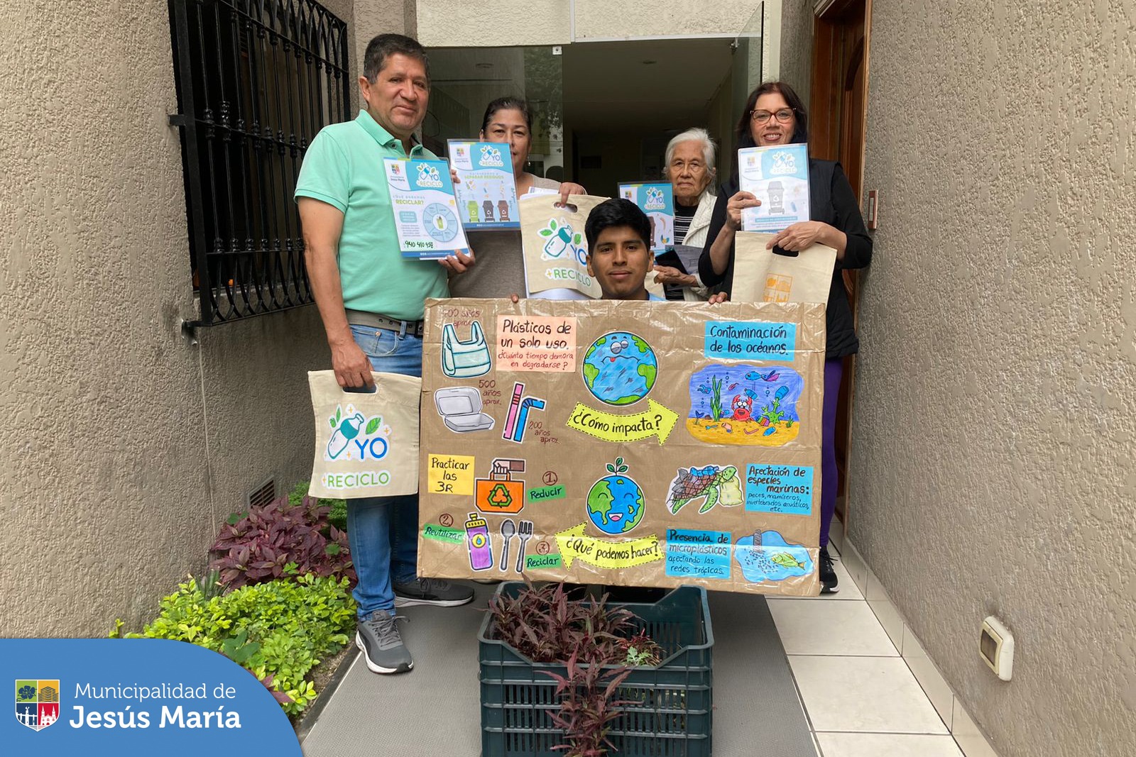 💪🏼 ¡Juntos por el medio ambiente! ♻️
Con el objetivo de fomentar valores hacia el cuidado y protección de nuestro mundo 🌎 y entorno nuestro equipo visitó el Edificio Bolivariano. Los vecinos participaron del programa YO RECICLO y les enseñamos a agrupar correctamente los residuos sólidos generados en sus hogares.
✍🏼 ¡Tú también puedes ser parte! Inscríbete en https://bit.ly/40t0yBW o llámanos al 📱940410958.
