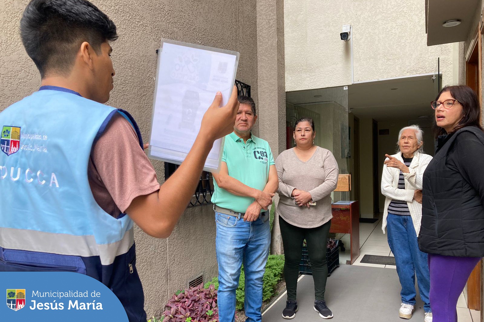 💪🏼 ¡Juntos por el medio ambiente! ♻️
Con el objetivo de fomentar valores hacia el cuidado y protección de nuestro mundo 🌎 y entorno nuestro equipo visitó el Edificio Bolivariano. Los vecinos participaron del programa YO RECICLO y les enseñamos a agrupar correctamente los residuos sólidos generados en sus hogares.
✍🏼 ¡Tú también puedes ser parte! Inscríbete en https://bit.ly/40t0yBW o llámanos al 📱940410958.
