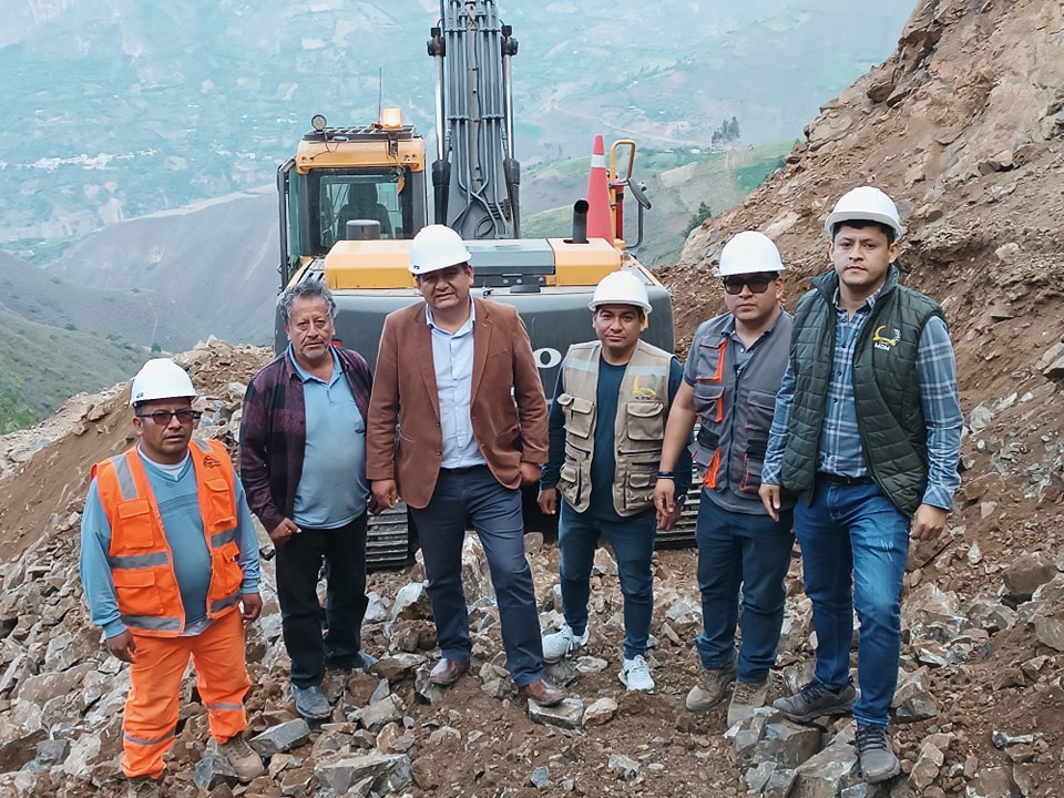 La obra de apertura de la trocha carrozable Cayan - Pilcash ya cuenta con un avance de más del 50% aproximadamente, así lo verifico está tarde el alcalde de Macate, Fidel Alva López.
