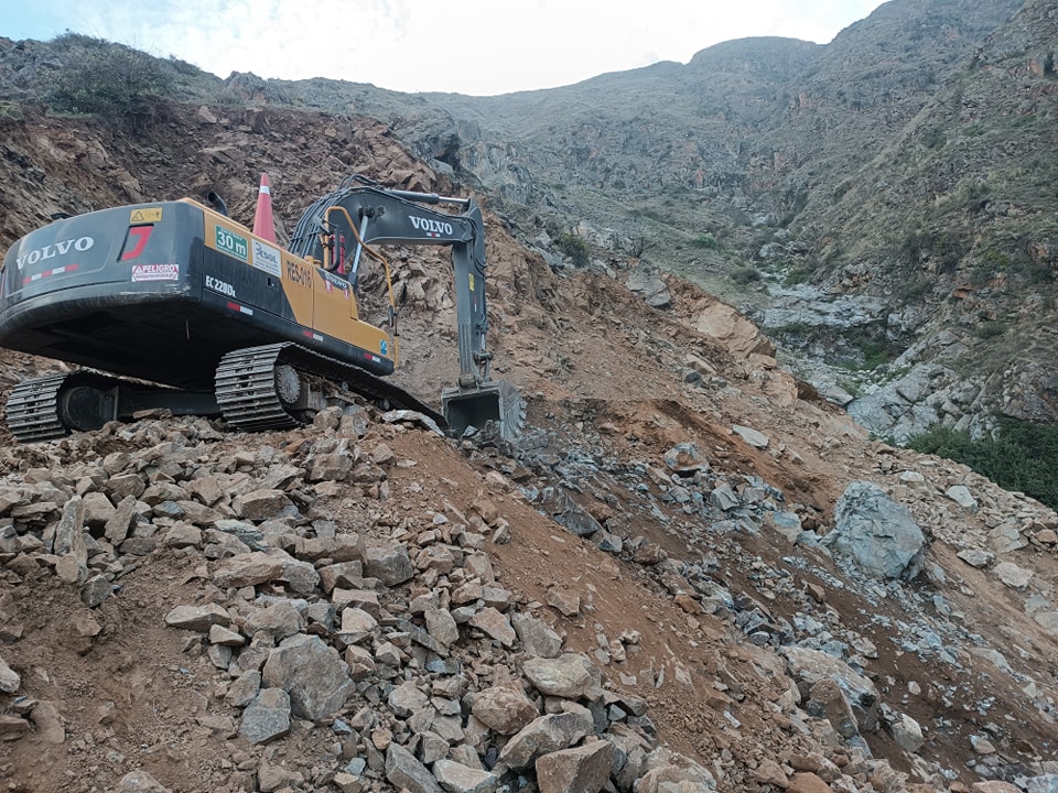 La obra de apertura de la trocha carrozable Cayan - Pilcash ya cuenta con un avance de más del 50% aproximadamente, así lo verifico está tarde el alcalde de Macate, Fidel Alva López.