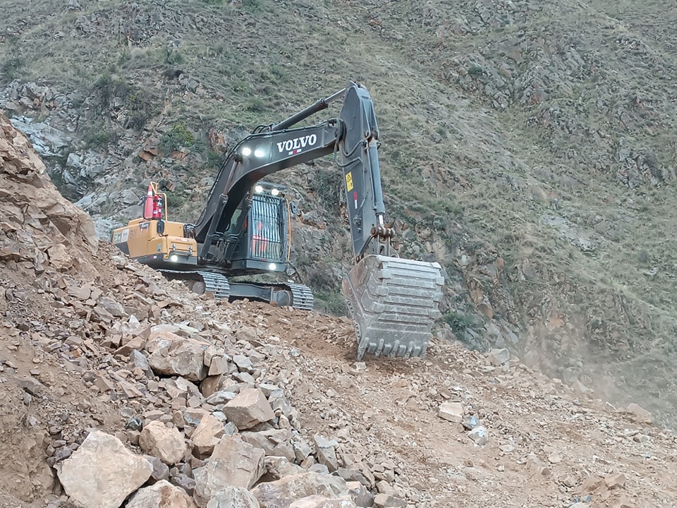 La obra de apertura de la trocha carrozable Cayan - Pilcash ya cuenta con un avance de más del 50% aproximadamente, así lo verifico está tarde el alcalde  de Macate, Fidel Alva López.