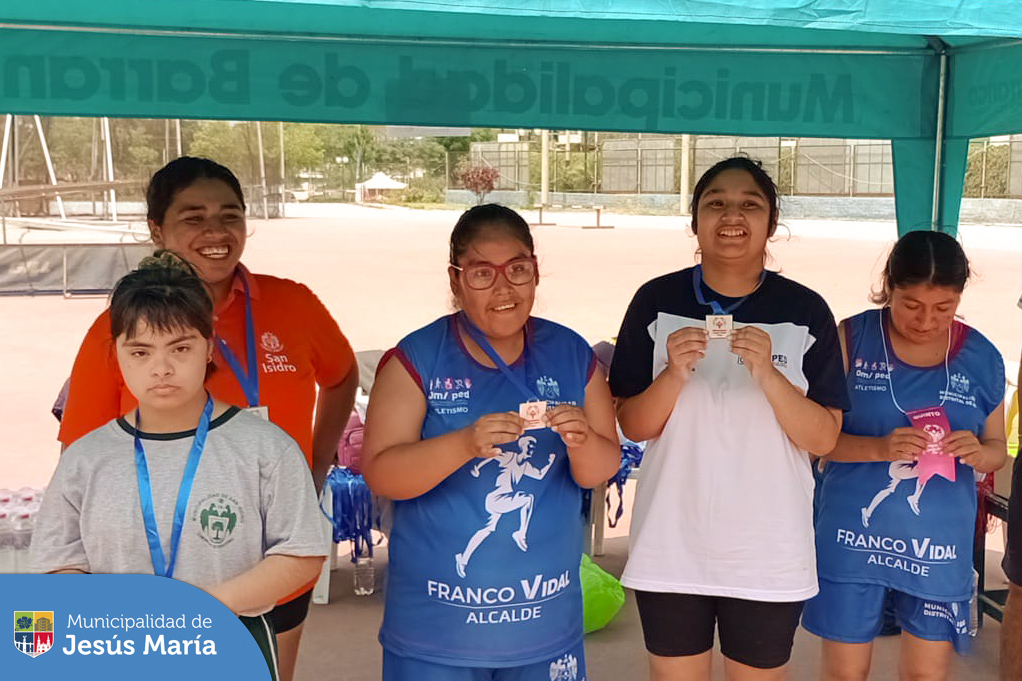 Nuestros niños y jóvenes de la Oficina Municipal de Atención a las Personas con Discapacidad – OMAPED participaron de una mañana deportiva en el Estadio Municipal José Gálvez Chipoco de Barranco.
👏🏻 Felicitamos a los 23 participantes que demostraron mucho entusiasmo y responsabilidad obteniendo 🥇 9 medallas de oro, 🥈 4 de plata y 🥉 6 de bronce.