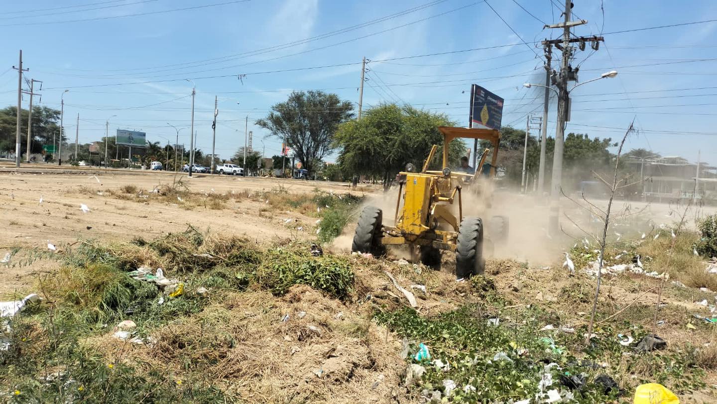 Municipalidad De Sullana Despliega Maquinaria Para Realizar Actividades De Limpieza