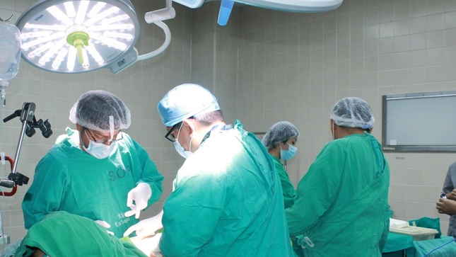 Especialistas de EsSalud Cusco realizan exitosas cirugías a jóvenes con malformaciones torácicas