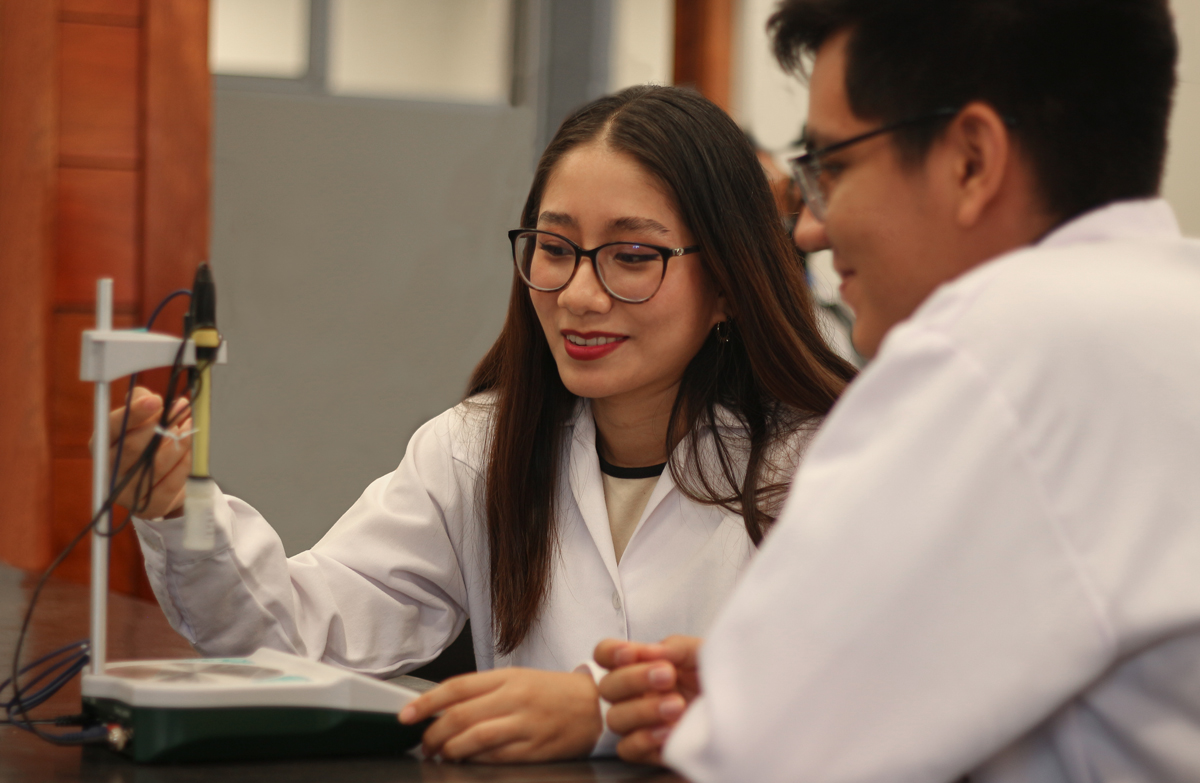 Foto de estudiantes en laboratorio de la FIAI de la UNSM