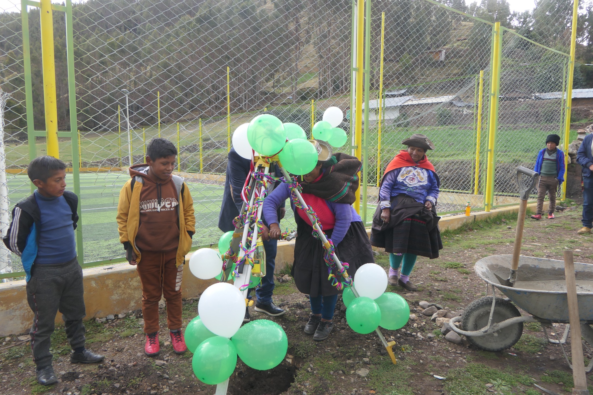 Primera piedra “Construcción de Cobertura, Cerco Perimétrico y Obras Exteriores; en el  Campo Deportivo en la Localidad de Huachhua Chopcca.