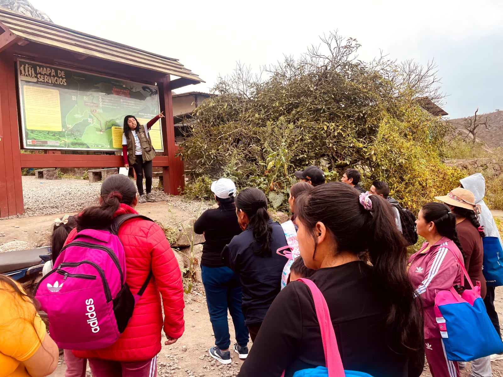Personal de limpieza p煤blica, barrido y recolecci贸n de la MPH visit贸 la Reserva Nacional de Lachay