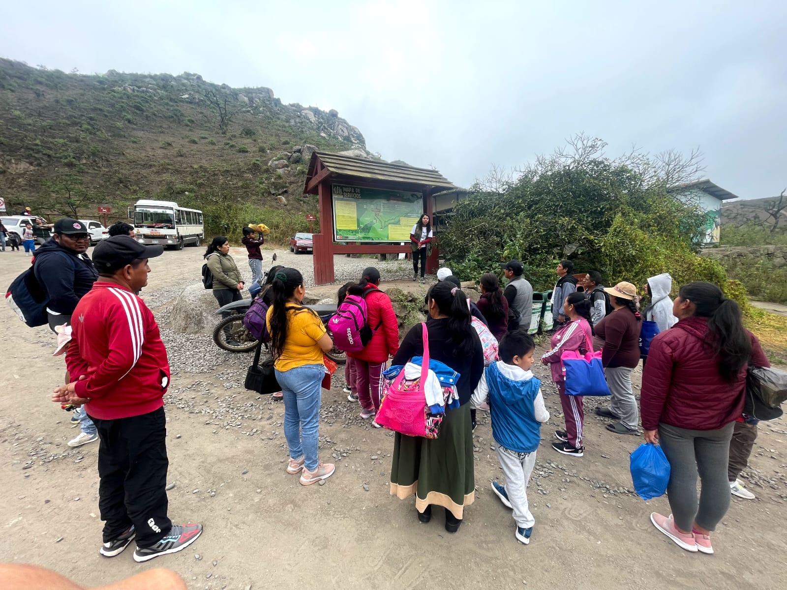 Personal de limpieza p煤blica, barrido y recolecci贸n de la MPH visit贸 la Reserva Nacional de Lachay