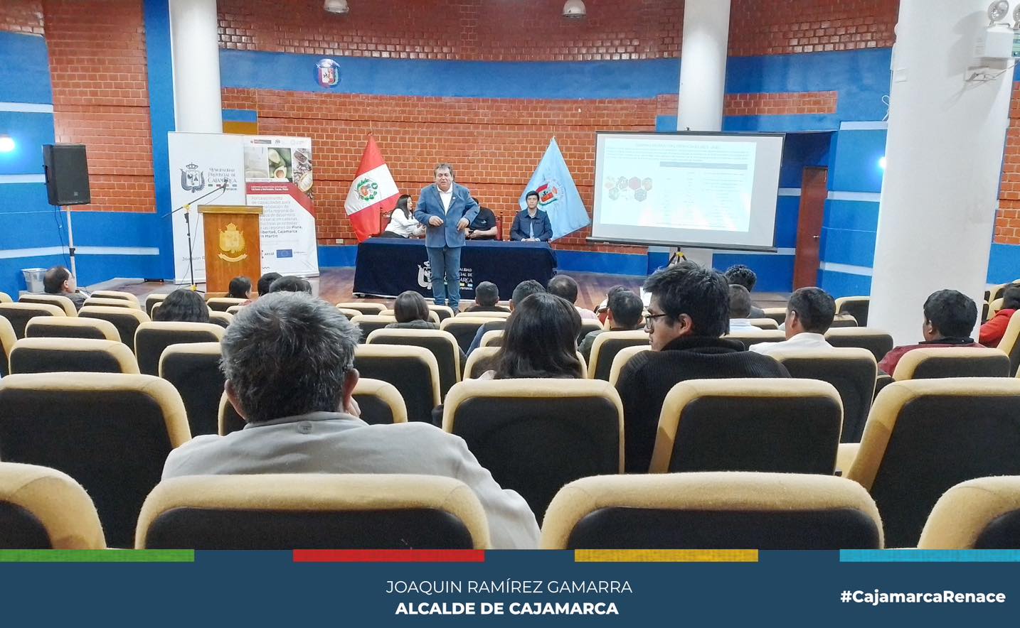 El gerente de Desarrollo Económico, Gustavo Seminario de la Municipalidad Provincial de Cajamarca junto con la Coordinadora Regional María de los Ángeles Campos y el coordinador de Aesid, Ing. José Antonio Vázquez Sánchez, lideraron una iniciativa de sensibilización en la provincia de Cajamarca sobre fondos concursables destinados a productores de palta, lácteos y cacao.
✅Con el objetivo de fortalecer la capacidad productiva de la provincia, se han puesto en marcha 5 fondos concursables que buscan apoyar directamente a los productores locales. Este esfuerzo conjunto tiene como meta impulsar el desarrollo sostenible de la comunidad.
🤝La colaboración estratégica con AECID - SITEmadera refleja el compromiso continuo con el progreso económico y la promoción de la producción sostenible en la región. Esta alianza proporcionará un impulso adicional para lograr un impacto significativo en la prosperidad de los agricultores locales.
📈Este es un paso fundamental hacia un futuro más próspero y sostenible para Cajamarca, donde la inversión en la capacidad productiva de los sectores de palta, lácteos y cacao no solo fortalecerá la economía local, sino que también contribuirá a la construcción de una comunidad más resiliente y autosuficiente.
