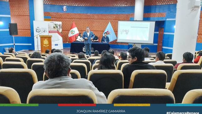 El gerente de Desarrollo Económico, Gustavo Seminario de la Municipalidad Provincial de Cajamarca junto con la Coordinadora Regional María de los Ángeles Campos y el coordinador de Aesid, Ing. José Antonio Vázquez Sánchez, lideraron una iniciativa de sensibilización en la provincia de Cajamarca sobre fondos concursables destinados a productores de palta, lácteos y cacao.
✅Con el objetivo de fortalecer la capacidad productiva de la provincia, se han puesto en marcha 5 fondos concursables que buscan apoyar directamente a los productores locales. Este esfuerzo conjunto tiene como meta impulsar el desarrollo sostenible de la comunidad.
🤝La colaboración estratégica con AECID - SITEmadera refleja el compromiso continuo con el progreso económico y la promoción de la producción sostenible en la región. Esta alianza proporcionará un impulso adicional para lograr un impacto significativo en la prosperidad de los agricultores locales.
📈Este es un paso fundamental hacia un futuro más próspero y sostenible para  Cajamarca, donde la inversión en la capacidad productiva de los sectores de palta, lácteos y cacao no solo fortalecerá la economía local, sino que también contribuirá a la construcción de una comunidad más resiliente y autosuficiente.