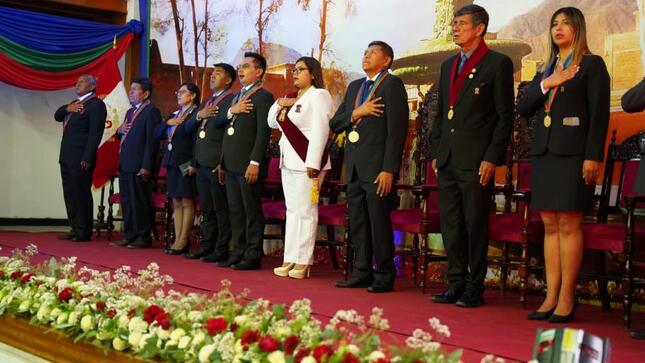 En el marco de la celebración por los 482° Aniversario de la Fundación Española de Moquegua, la Municipalidad Provincial de Mariscal Nieto liderada por el alcalde John Larry Coayla, realizó esta mañana el saludo protocolar de autoridades locales y nacionales, quienes expresaron buenos deseos para que la ciudad siga fortaleciéndose, además entidades públicas y privadas reafirmaron seguir trabajando articuladamente a favor del desarrollo de Moquegua. 