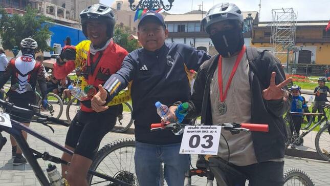 Con gran entusiasmo por el desarrollo de la I Competencia de Ciclismo  "DESAFIO MOQUEGUA MOUNTAIN BIKE 20K", el alcalde provincial John Larry Coayla reconoció el esfuerzo y disciplina a los ganadores de esta actividad deportiva, promovida por la comuna provincial en el marco de los 482 aniversario de la ciudad.