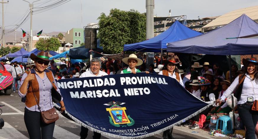 Como parte de las actividades por el 482 aniversario de Moquegua, se realizó con gran algarabia el “Corso de la Amistad” con la participación de más de 90 delegaciones conformadas por instituciones educativas, asociaciones, mercados, emprendimientos, así como entidades privadas y públicas de la ciudad, destacando la comuna provincial que con mucha entrega y rebosante alegría bailaron, demostrando el orgullo y amor incondicional por Moquegua.