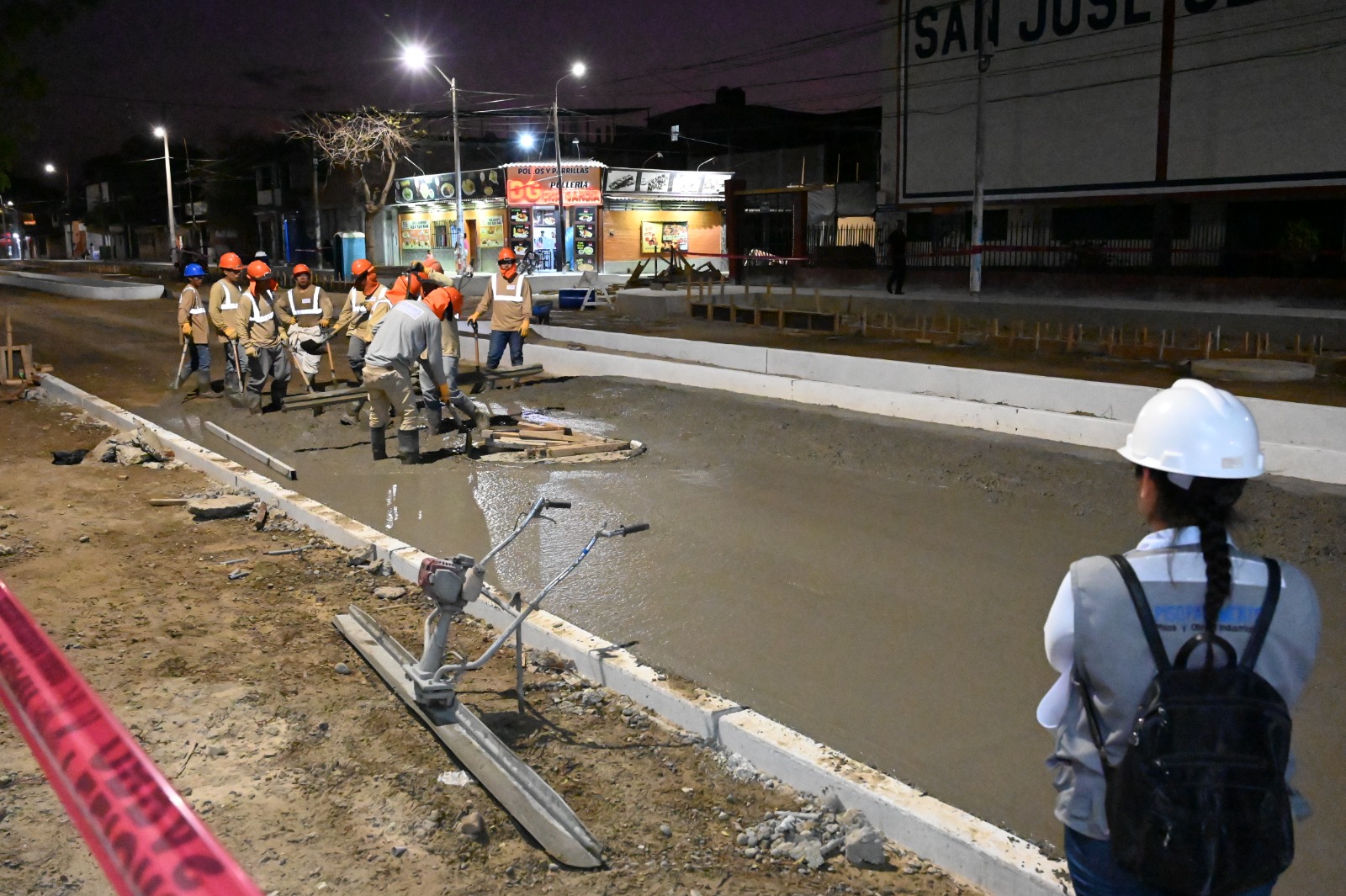 Empieza en vaciado de concreto en obra de la Av. Vice