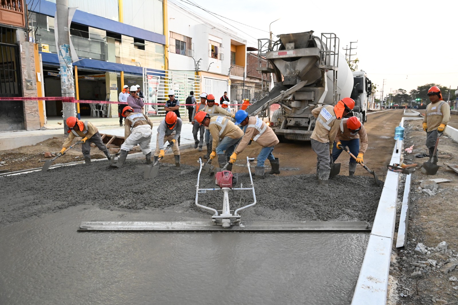 Inician vaciado de concreto en Av. Vice