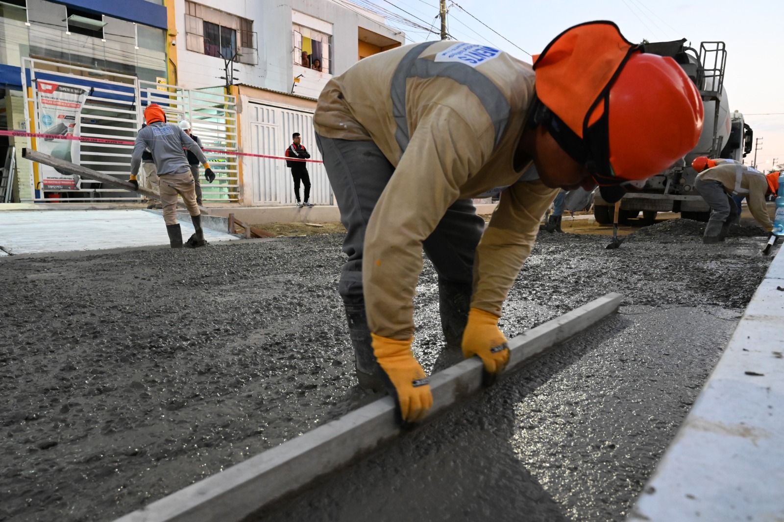 Inició vaciado de concreto en avenida Vice