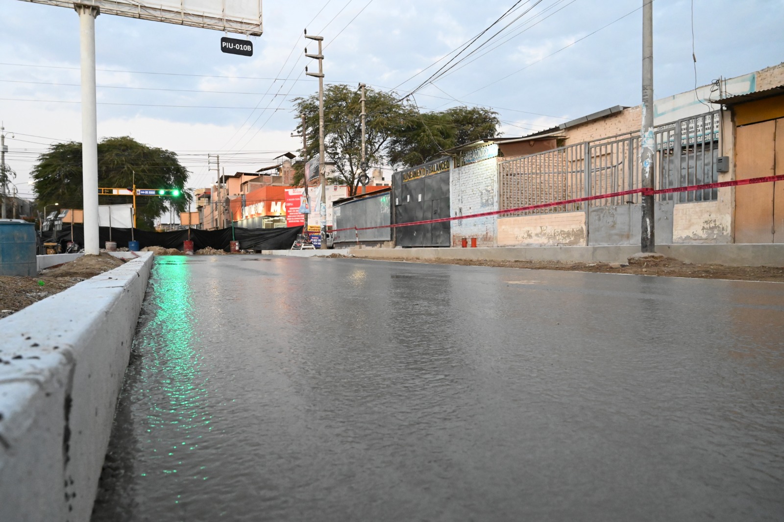 Vaciado de concreto en la Av. Vice