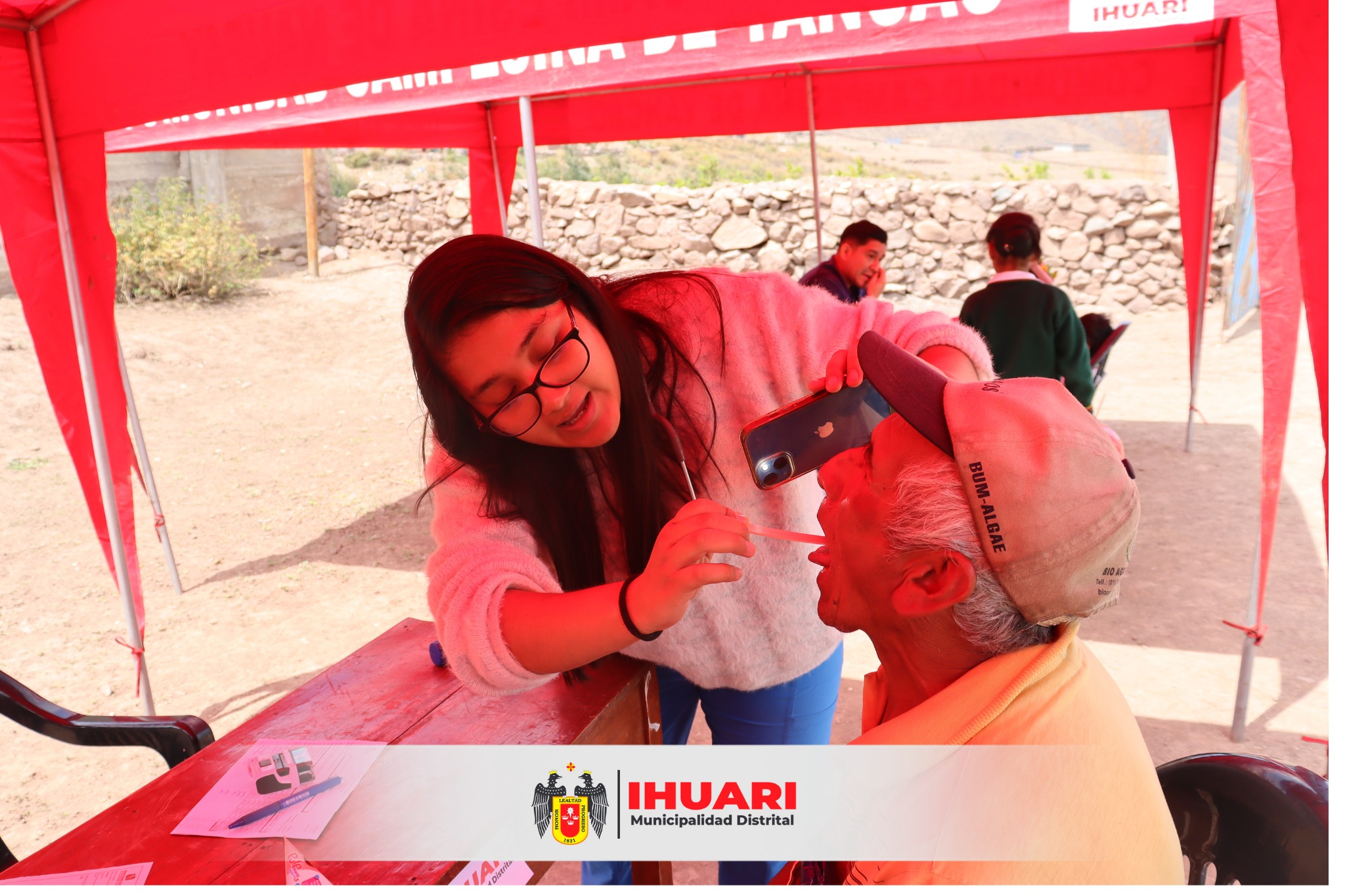 🩺Exitosa Campaña de Salud Gratuita en el Distrito de Ihuarí, brindo más de 250 atenciones en las especialidades de medicina general, ginecología, pediatría, odontología, terapia física, obstetricia, optometría, odontología , psicología, nutrición, enfermería, entre otros🧑⚕️
También se contó con la importante participación de módulos del SIS y RENIEC con afiliación y renovación de documentos.
✅En ésta exitosa jornada de trabajo en equipo, los vecinos del distrito de Ihuarí participaron activamente en la Campaña Gratuita de salud, que se trabajó de manera articulada entre la Municipalidad Distrital de Ihuarí y el Hospital San Juan Bautista Huaral.
El Alcalde Lic. Elmer Calderón Carrasco, en compromiso con la comunidad, enfatizó la importancia de la prevención en la salud y resaltó la necesidad de ofrecer orientación en diversos servicios de salud cruciales para el bienestar de la población.
Es preciso señalar que, esta iniciativa busca reforzar la salud y el bienestar de nuestra comunidad, evidenciando el compromiso de las entidades organizadoras como la Municipalidad distrital de Ihuarí, La Red de Salud Huaral, Seguro Integral de Salud y RENIECPERU.
Agradecemos al director ejecutivo Juan Diaz Amado por el trabajo en salud en la zona altoandina, a todos las entidades públicas que se unieron para llevar a cabo ésta Campaña y a todos los profesionales que aportaron con gran gentileza.
#MunicipalidadDistritalIhuarí
#IhuaríFuturoDeTodos
#ElmerCalderónCarrasco
#TrabajamosPorTi
