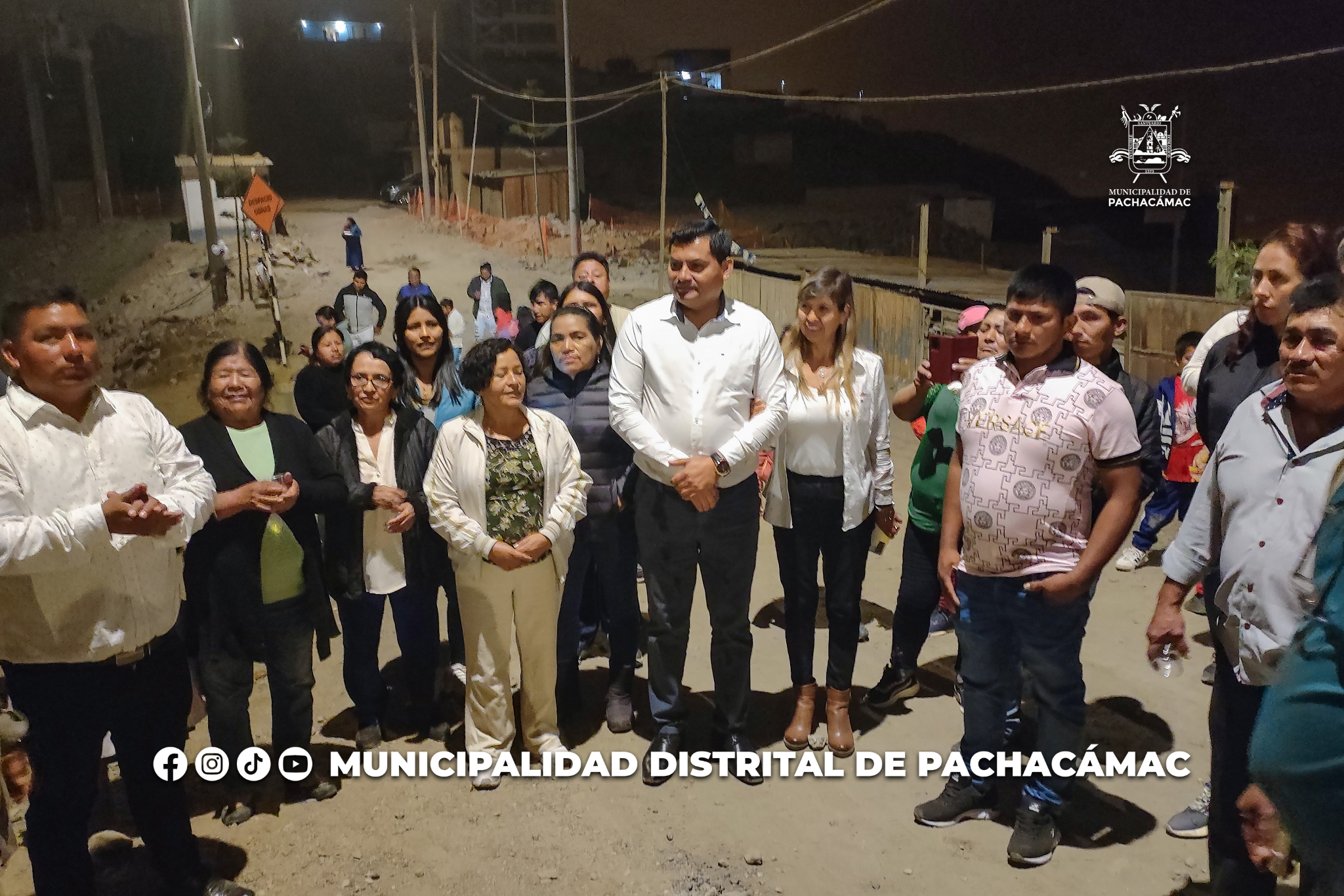 Alcalde, Enrique Cabrera junto a vecinos de la Asoc. La Bloquetera de Quebrada de Retamal