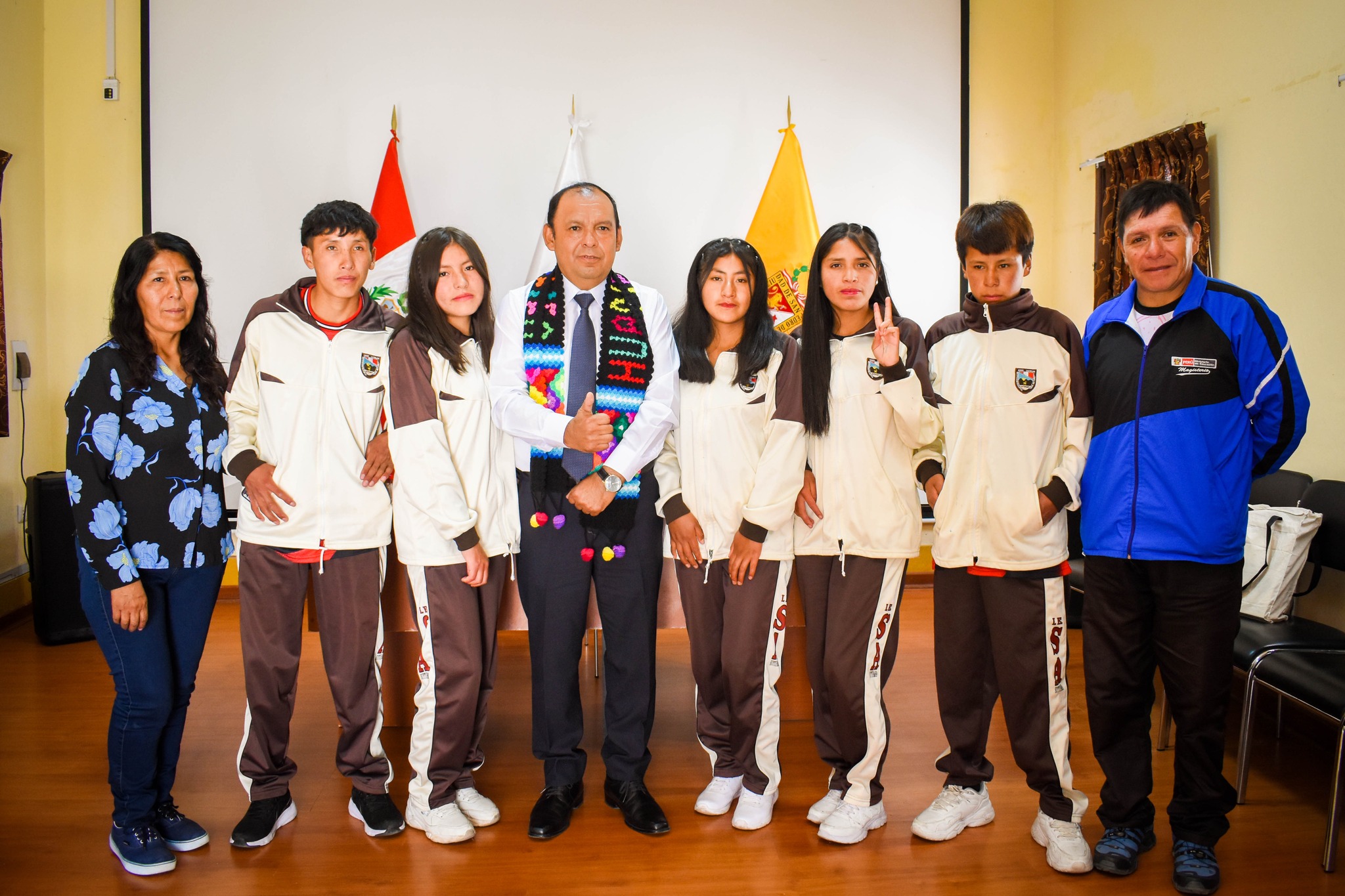 Visita de estudiantes de Huancavelica a DRET