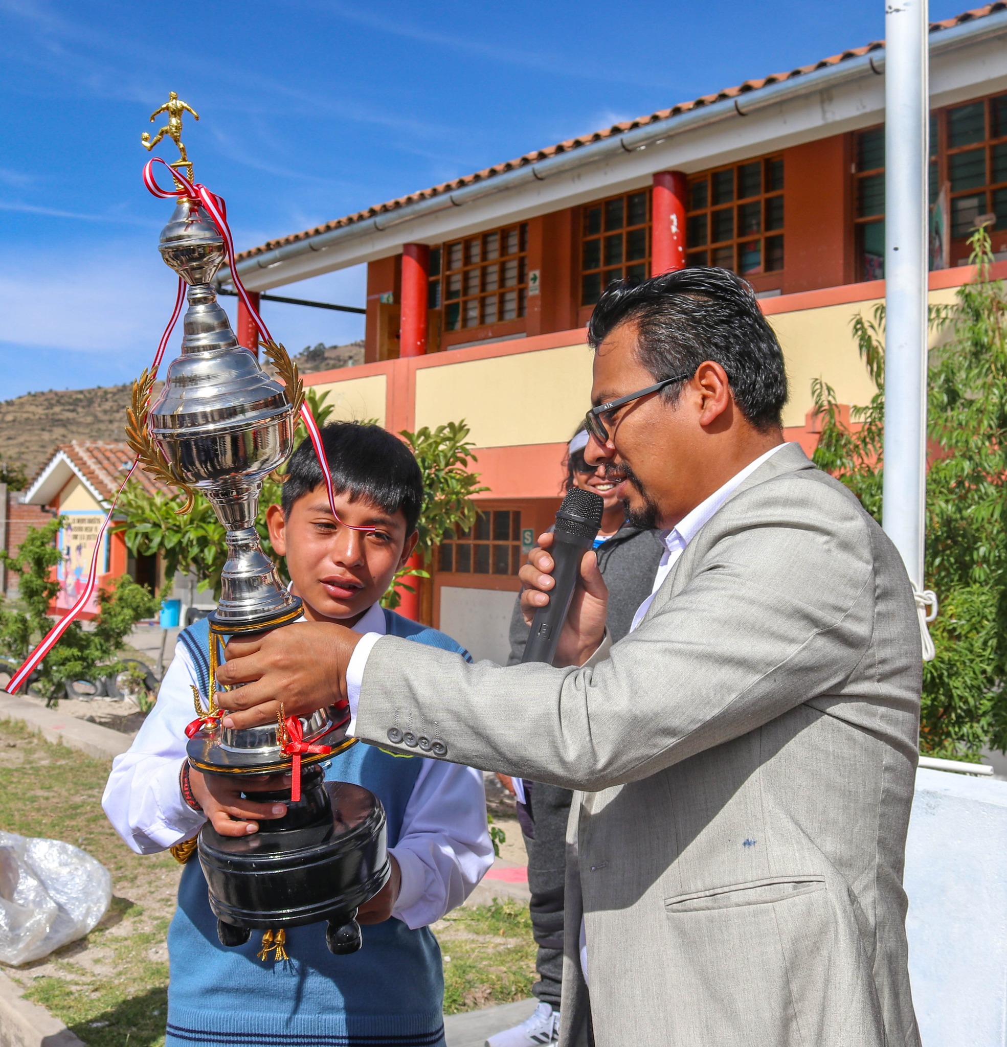  Reconocimiento a estudiantes de sexto grado de la I.E. Inca Garcilaso de la Vega. 