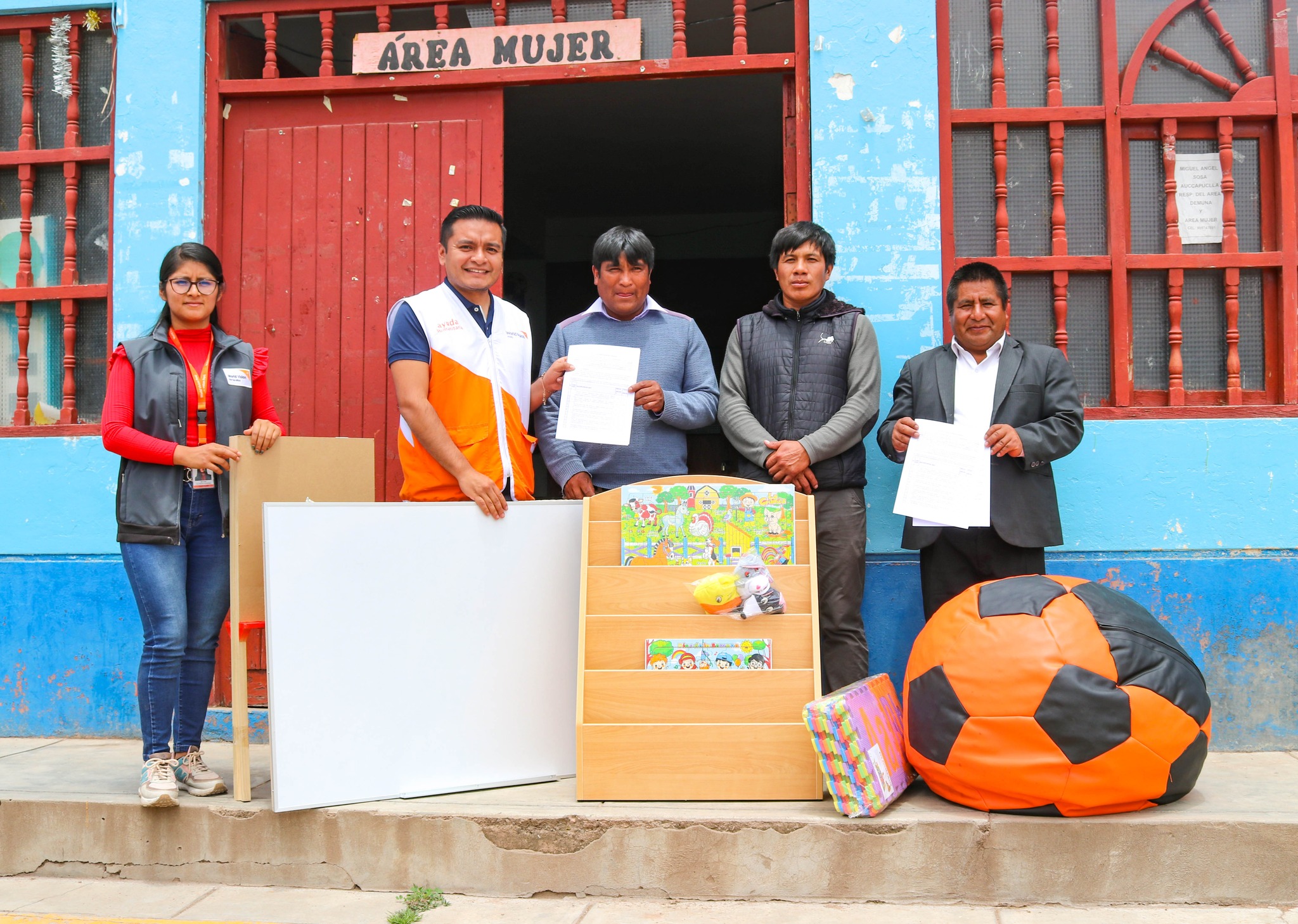 Entrega de materiales para el desarrollo de la competencia lectora y habilidades socioemocionales.