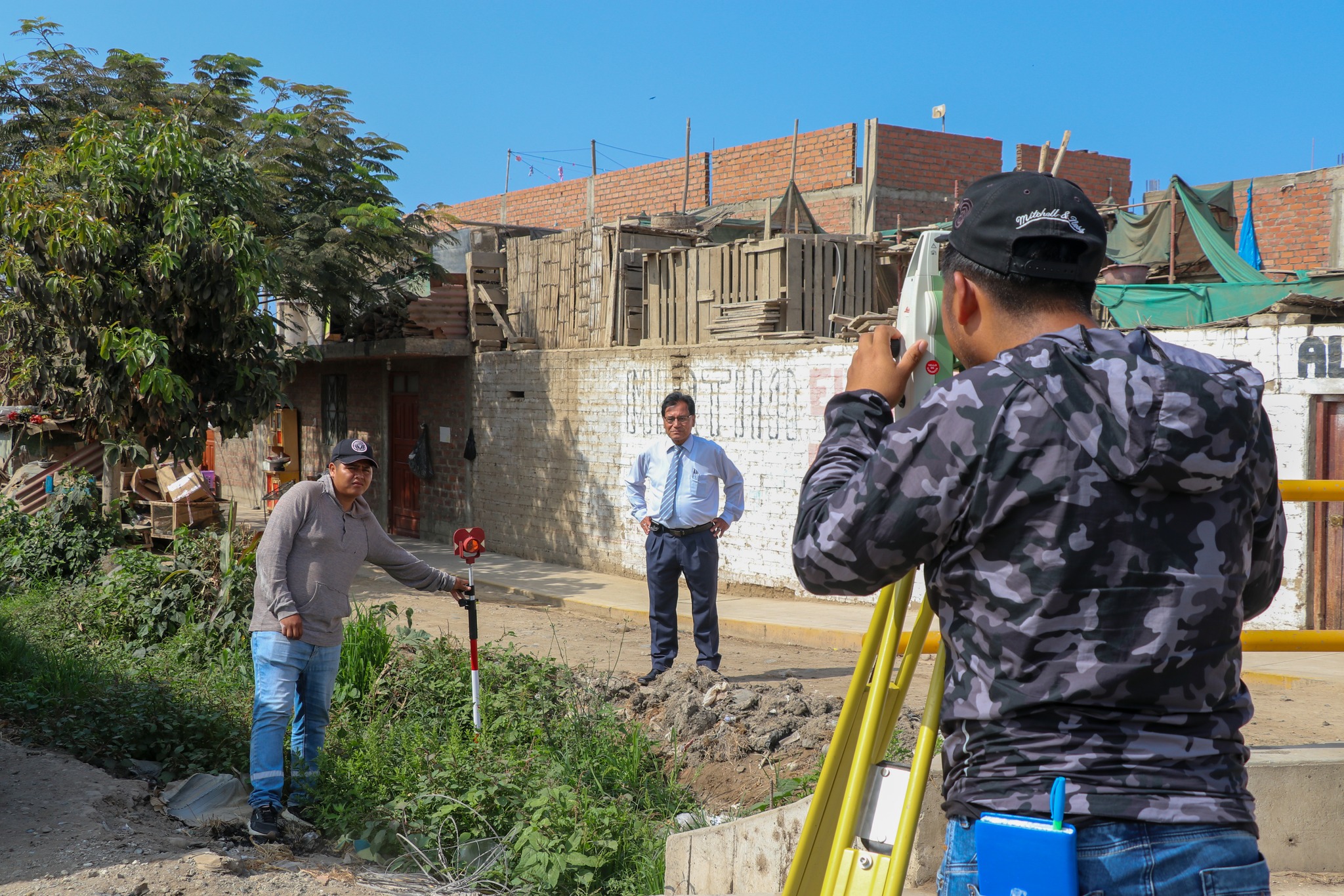 GERENTE MUNICIPAL SUPERVISA INICIO DE LEVANTAMIENTO TOPOGRÁFICO EN CHACACA PARA ACTIVIDAD DE INTERVENCIÓN EN CANALIZACIÓN