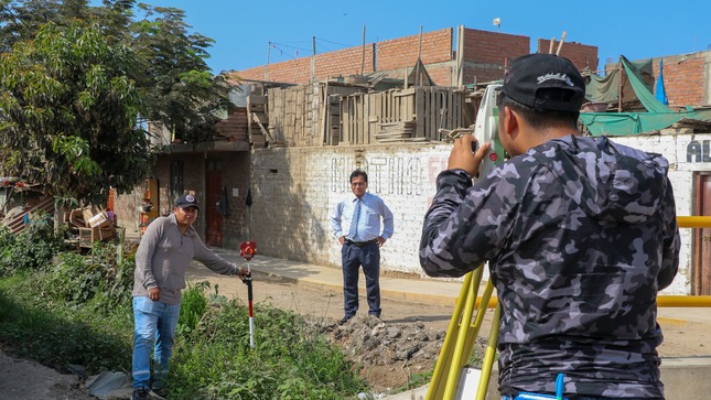 GERENTE MUNICIPAL SUPERVISA INICIO DE LEVANTAMIENTO TOPOGRÁFICO EN CHACACA PARA ACTIVIDAD DE INTERVENCIÓN EN CANALIZACIÓN