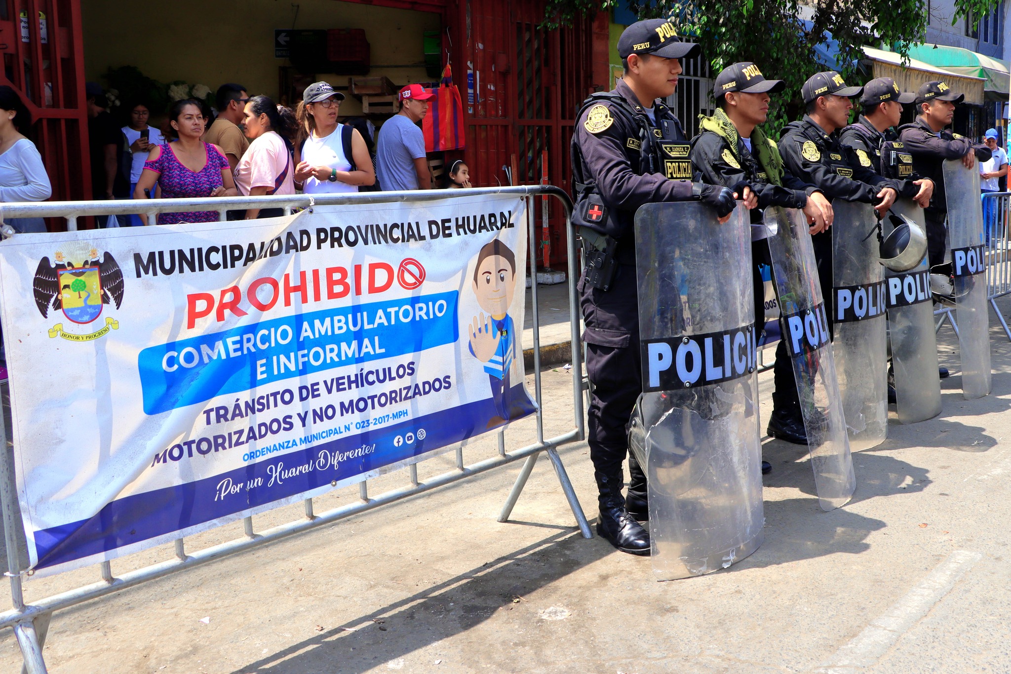 Con presencia policial la municipalidad de Huaral continúa con los operativos para seguir recuperando el reordenamiento de la ciudad