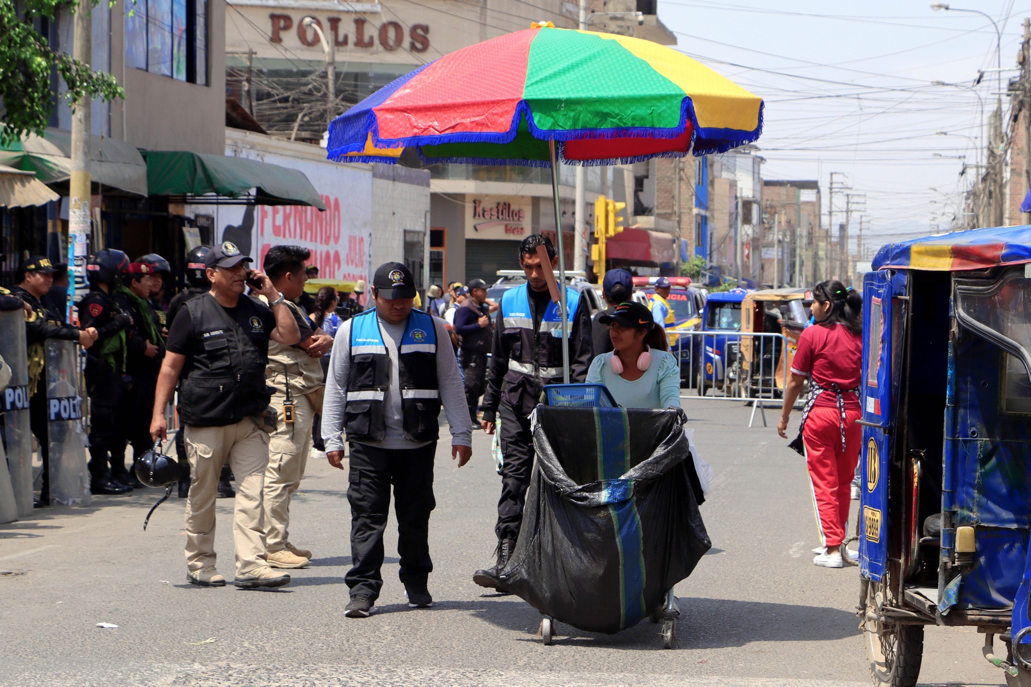 Con presencia policial la municipalidad de Huaral continúa con los operativos para seguir recuperando el reordenamiento de la ciudad