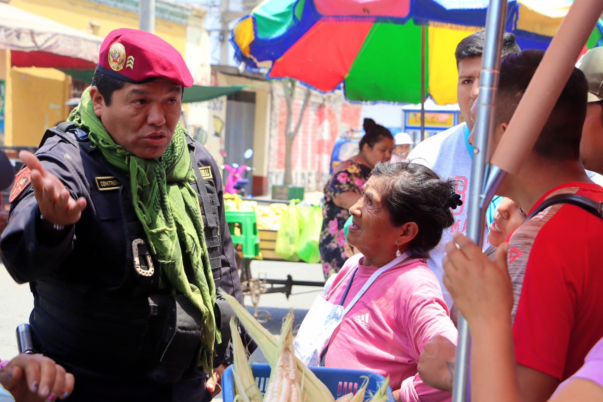 Con presencia policial la municipalidad de Huaral continúa con los operativos para seguir recuperando el reordenamiento de la ciudad