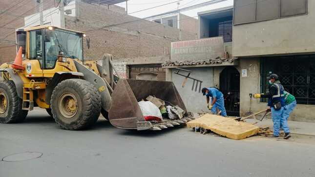 "Techo Limpio" llegó a Huando para limpiar vías y ayudar a más vecinos a deshacerse de lo viejo e inservible
