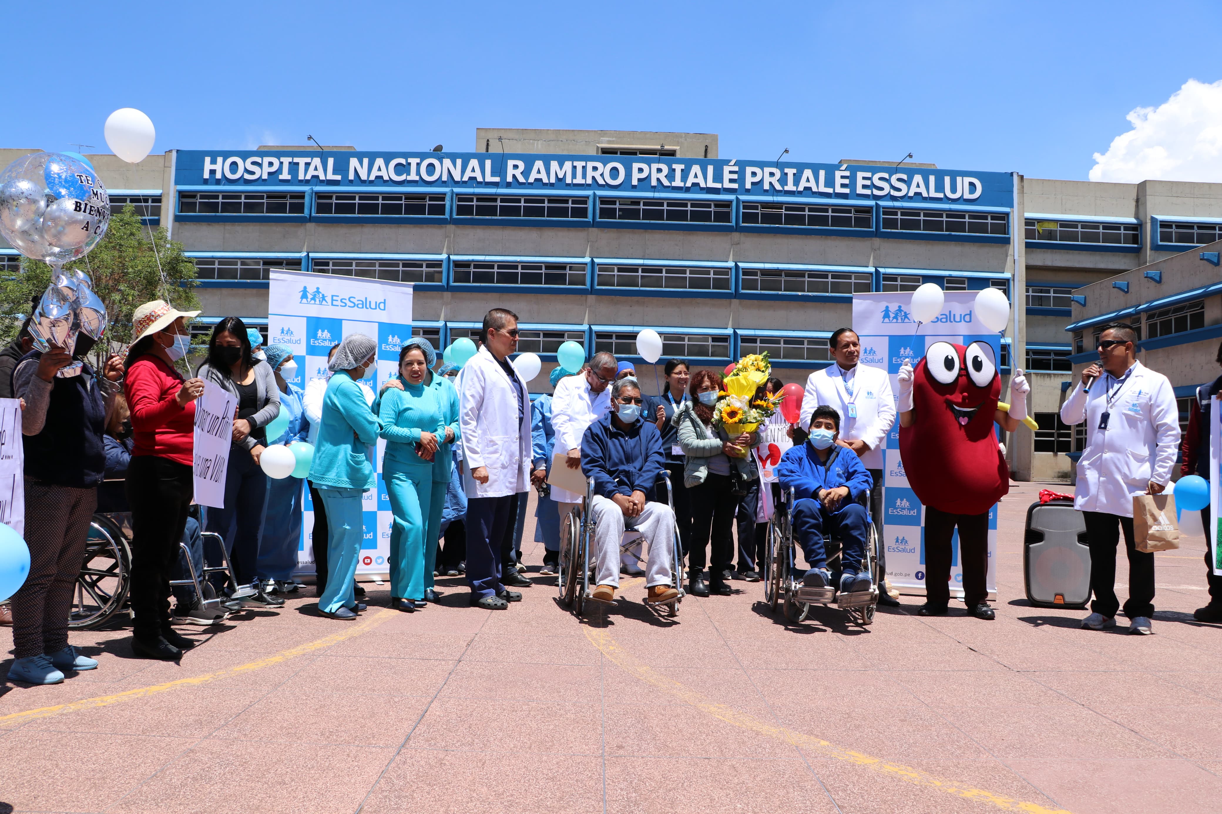 PERSONAL DEL HOSPITAL EN EL FRONTIS DEL HOSPITAL RAMIRO PRIALE CON PACIENTE TRANSPLANTADO