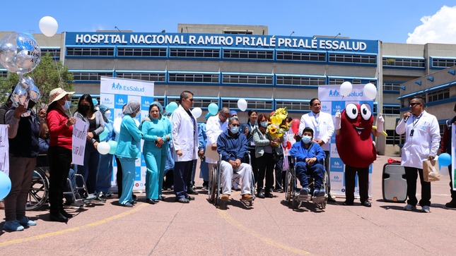 PERSONAL DEL  HOSPITAL EN EL FRONTIS DEL HOSPITAL RAMIRO PRIALE CON PACIENTE TRANSPLANTADO