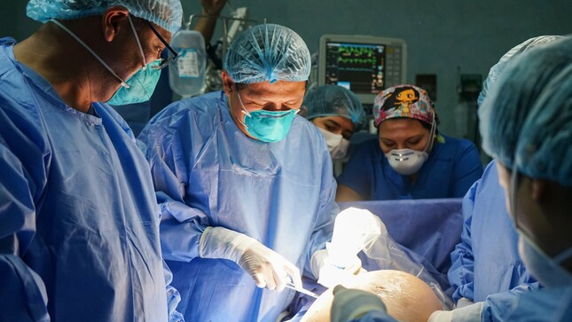 Intervención quirúrgica a gemelos en vientre materno