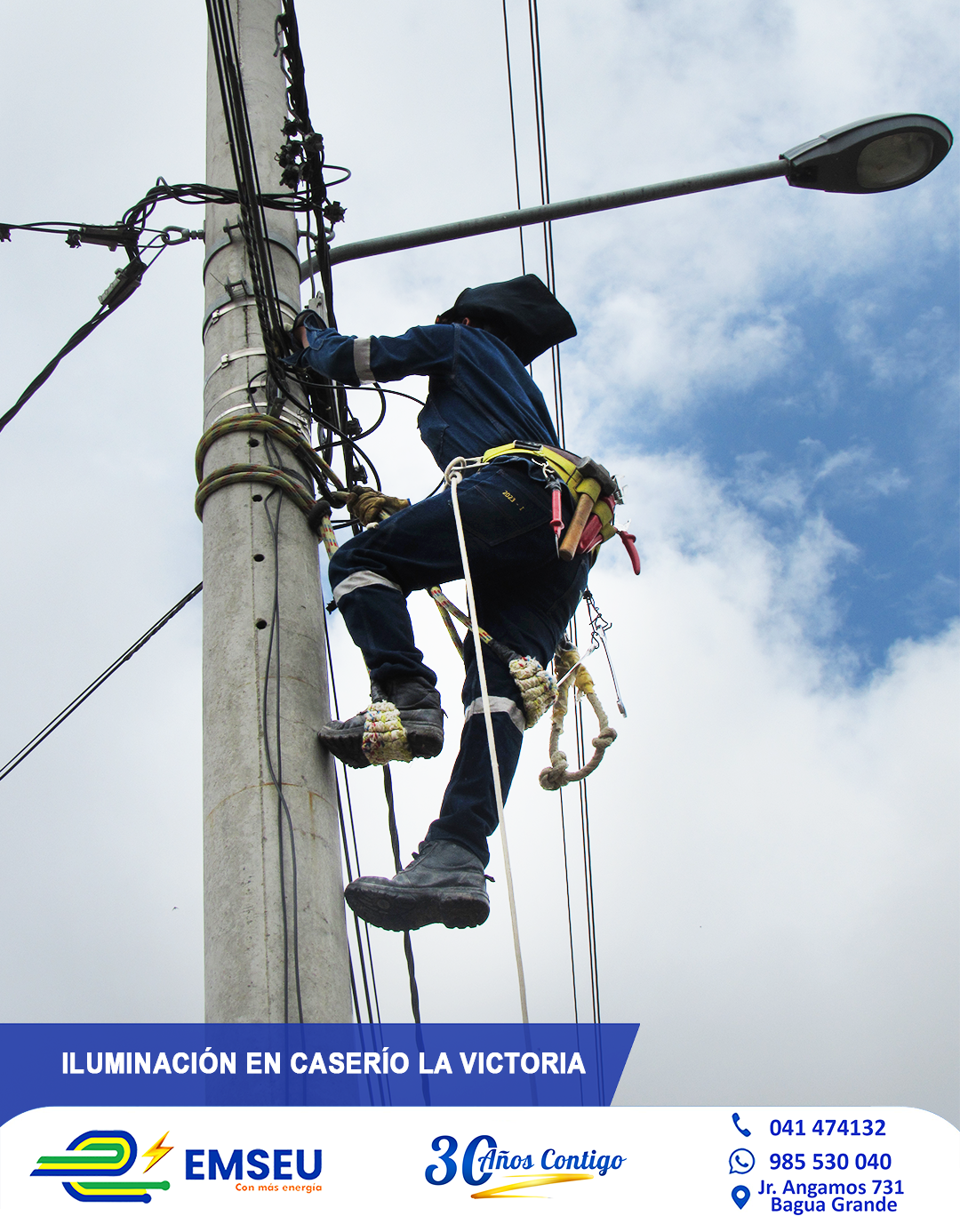 El Gerente General inspecciona el avance en los trabajos de iluminación del parque en el caserío La Victoria.