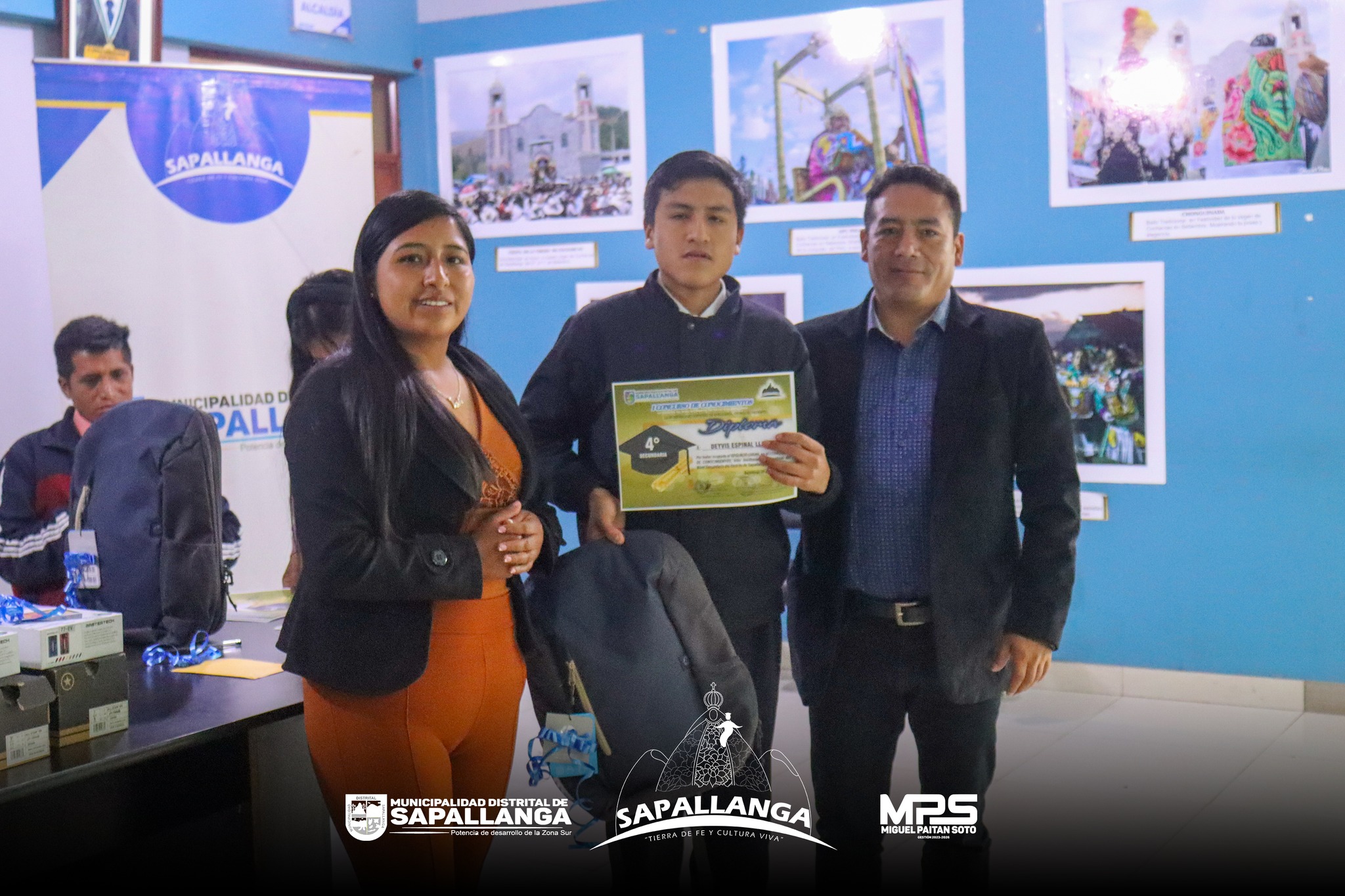 Premiación del "I CONCURSO DE CONOCIMIENTOS A ESTUDIANTES DE NIVEL SECUNDARIA"