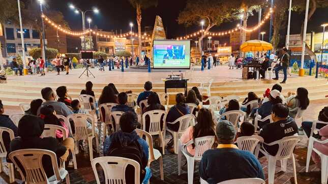Municipalidad Provincial realizó una edición más del "Ecocine" en la Plaza de Armas