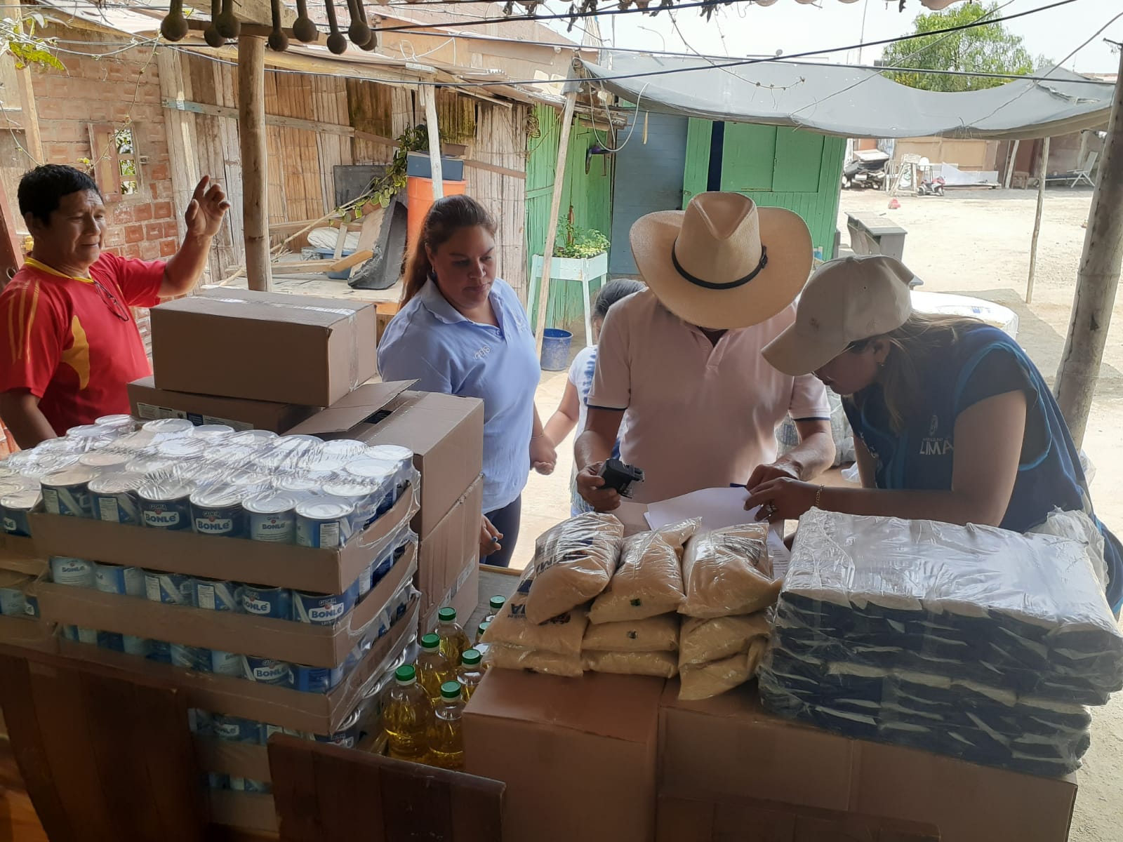 Entrega de alimentos a la ollita común ❞𝐅𝐚𝐦𝐢𝐥𝐢𝐚𝐬 𝐔𝐧𝐢𝐝𝐚𝐬❞.