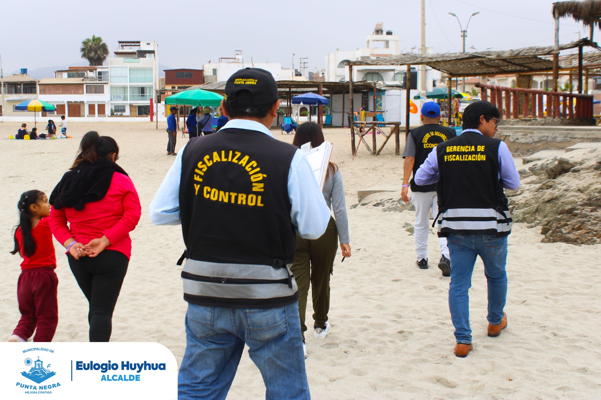 Operativo contra el comercio informal en las playas de Punta Negra.