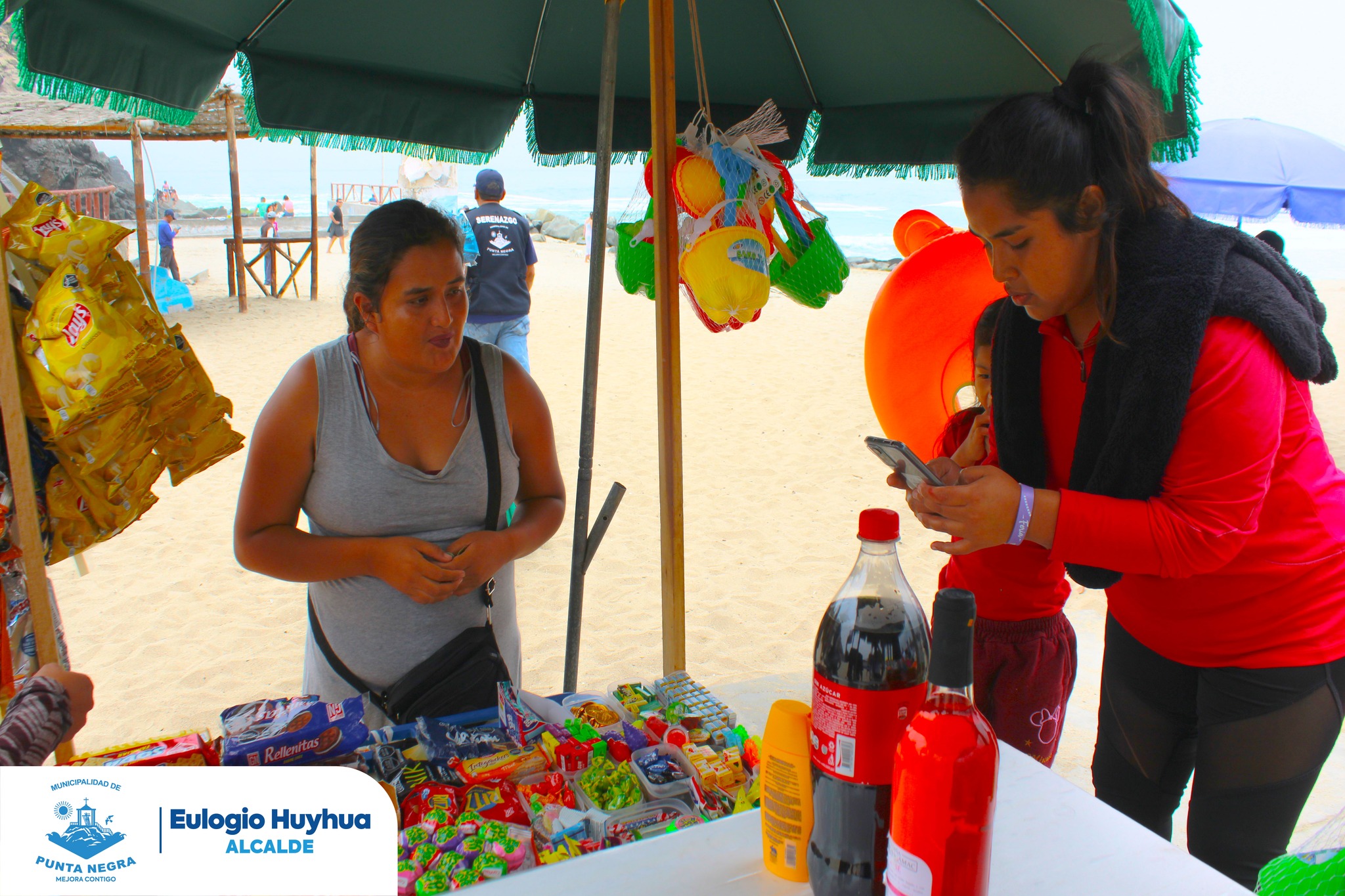 Operativo contra el comercio informal en las playas de Punta Negra.