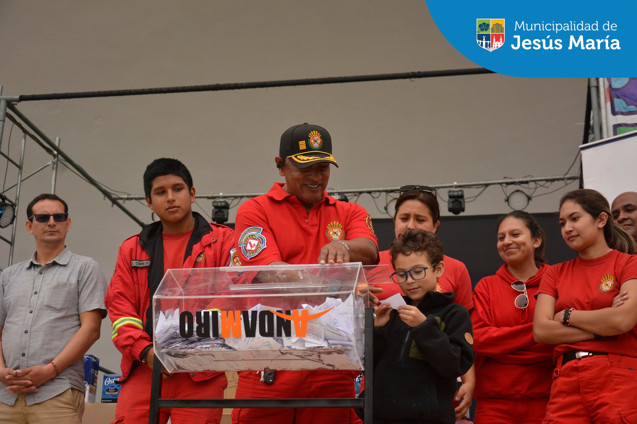 🎉 ¡Una vez más los jesusmarianos demostramos nuestra solidaridad! 💪🏼👨🏻🚒
Gracias a la iniciativa de nuestro alcalde Jesús Gálvez Olivares y a la colaboración de todos ustedes, se realizó la gran rifa “Apagando la Indiferencia”. Juntos podremos ayudar al equipamiento y crecimiento de la @Compañía de Bomberos Jesús María Nº 202. 🧑🚒 Porque #JesúsMaríaSomosTodos 🙌🏻
Revisa la lista de ganadores 👀 https://bit.ly/49Y3Phe