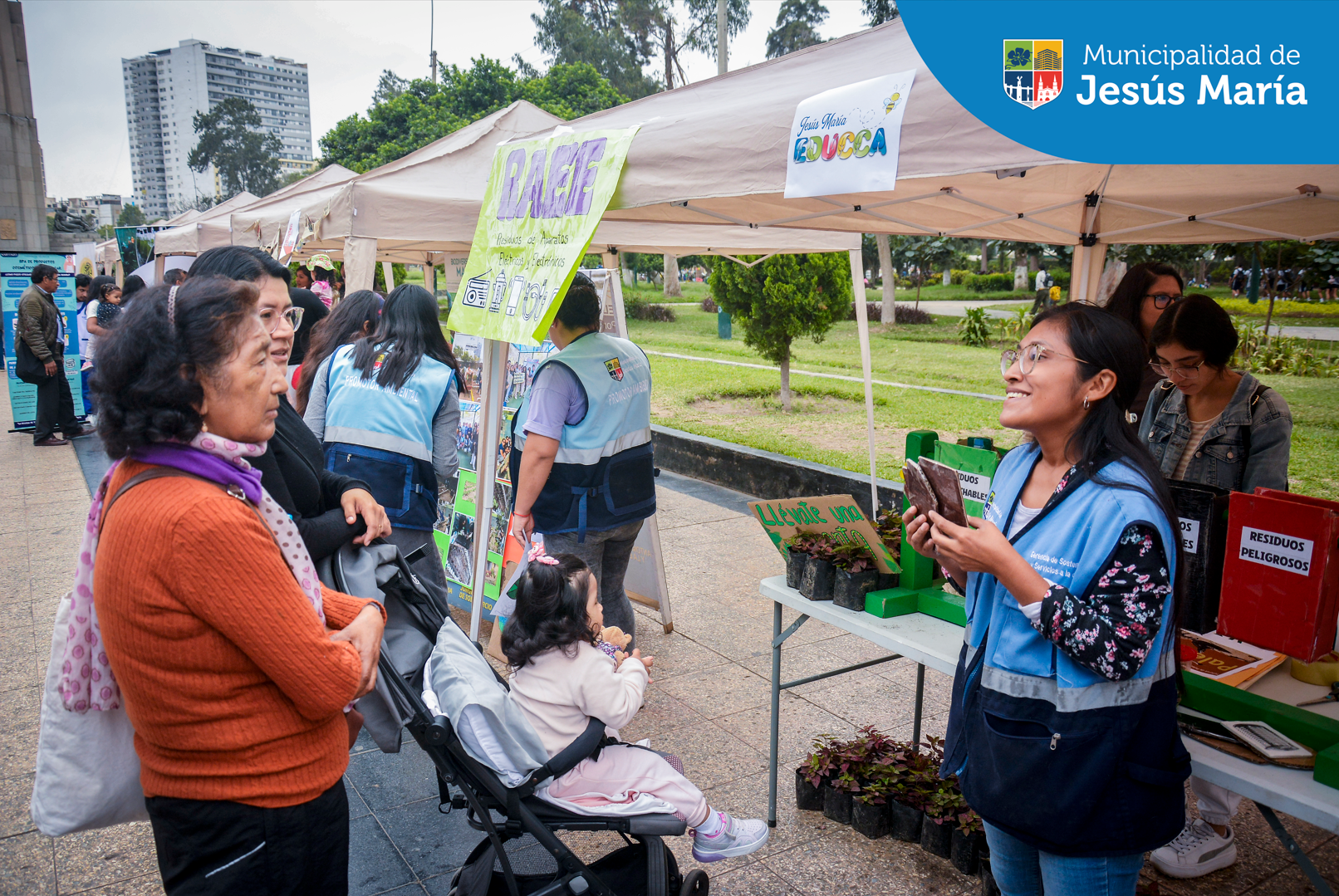 🌿¡Juntos por el medio ambiente!🌎 Compartimos con ustedes los mejores momentos de nuestra feria ambiental ♻️ 𝑭𝒆𝒔𝒕𝒊 𝑬𝒅𝒖𝒄𝒄𝒂 ♻️.
👏🏻 Los vecinos asistentes participaron de divertidos talleres, realizaron hermosas manualidades, aprendieron sobre biodiversidad urbana y mucho más. 🌱