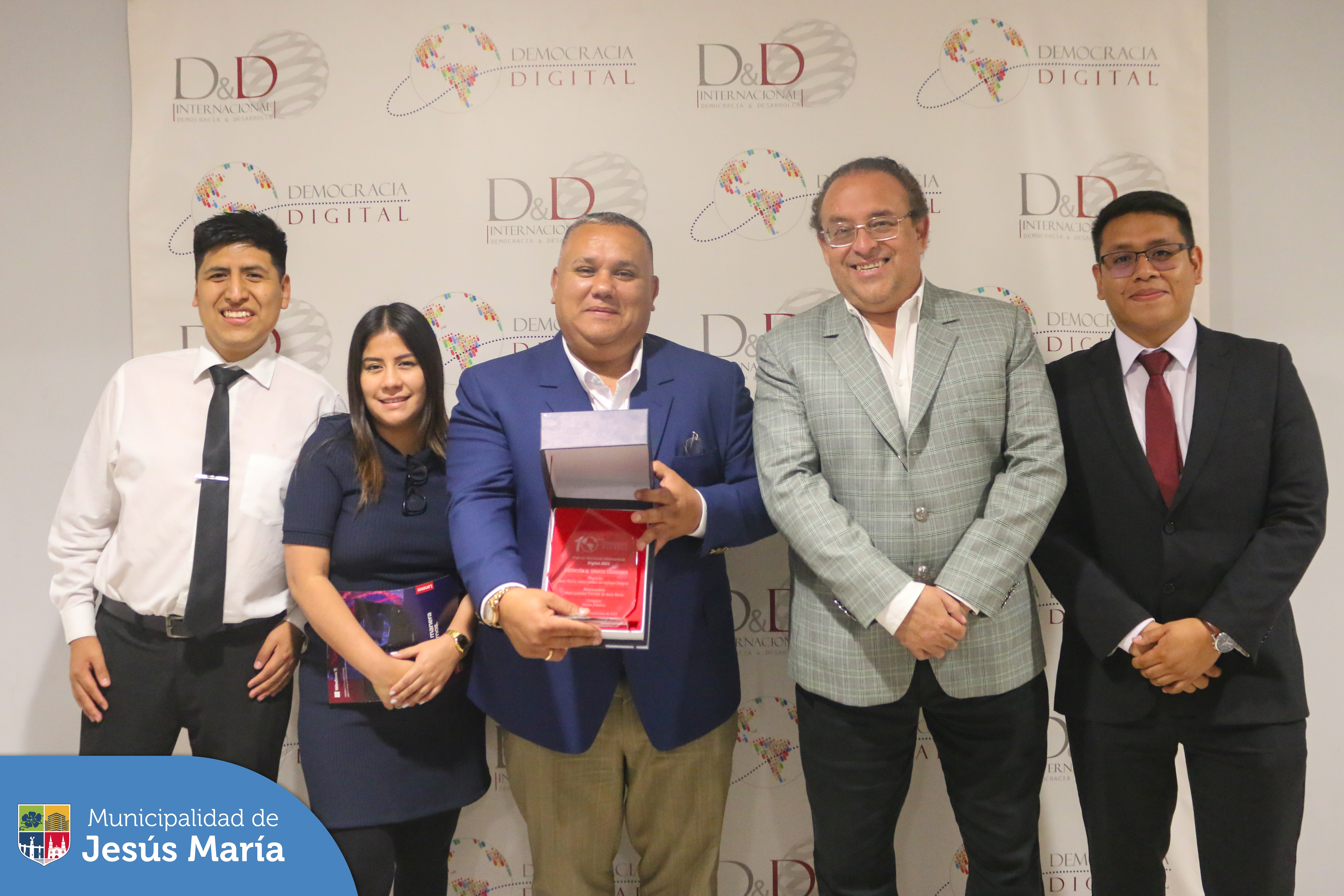 Compartimos los mejores momentos de la décima edición del 🏆 Premio Nacional Democracia Digital 2023, en la recibimos una distinción especial en la categoría Sector Público por nuestra App #JesúsMaríaSomosTodos.
🤩 Esta iniciativa fue desarrollada en beneficio de los vecinos del distrito para que tengan una herramienta más para notificar sus emergencias e incidencias fácilmente. 🗣️💻📱
La puedes descargar hoy mismo 📲
🍎 App Store: http://bit.ly/416QVIP
✅ Play Store: http://bit.ly/3mfWsxF
