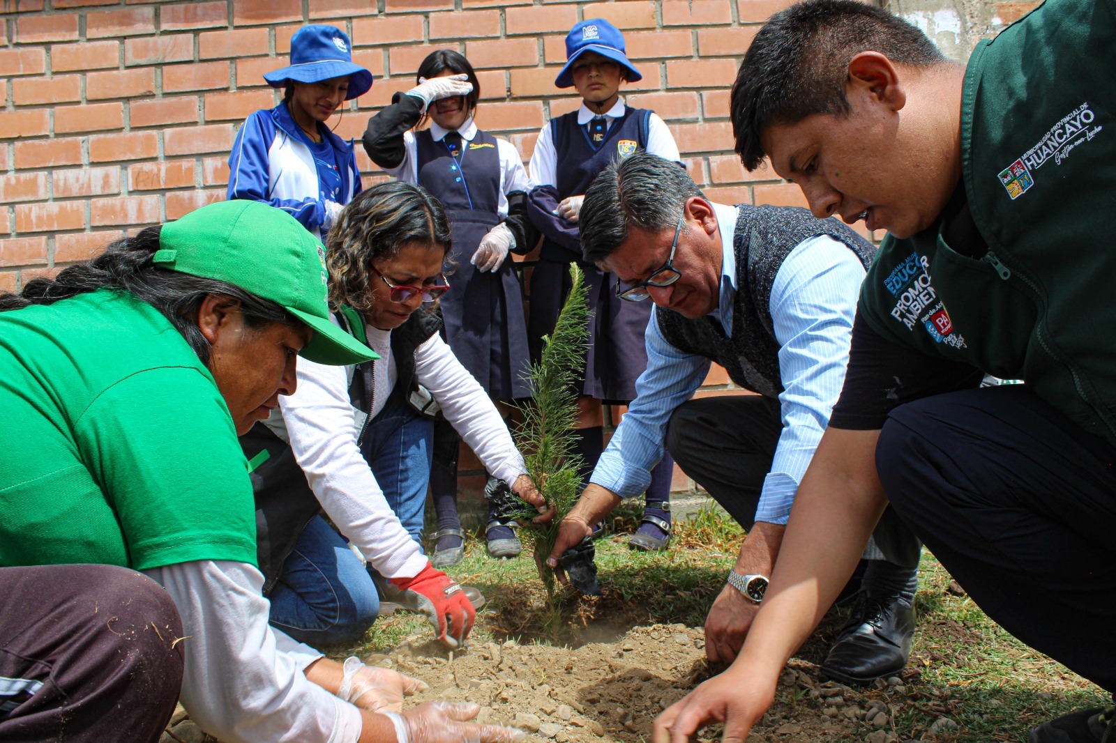 Con la finalidad de fomentar la conciencia ambiental entre sus estudiantes 