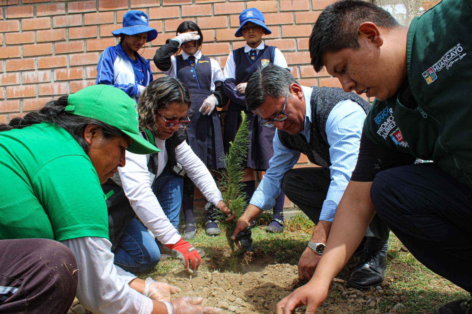 Con la finalidad de fomentar la conciencia ambiental entre sus estudiantes 