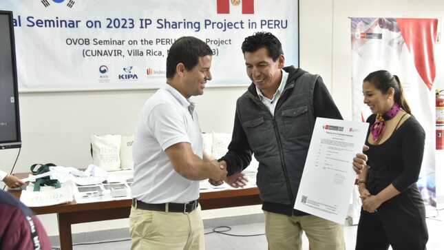 El Indecopi y la asociación coreana KIPA otorgaron maquinaria y marcas colectivas a productores de café de Villa Rica

